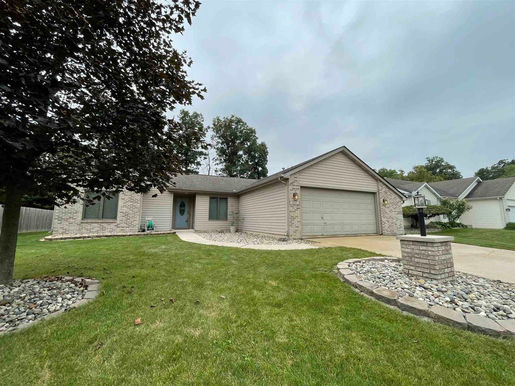 9217 Whispering Woods Dr, Fort Wayne, IN 46804