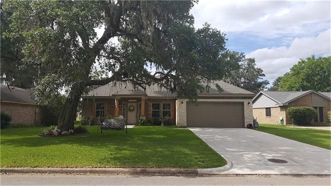 277 Crestview Dr, West Columbia, TX 77486