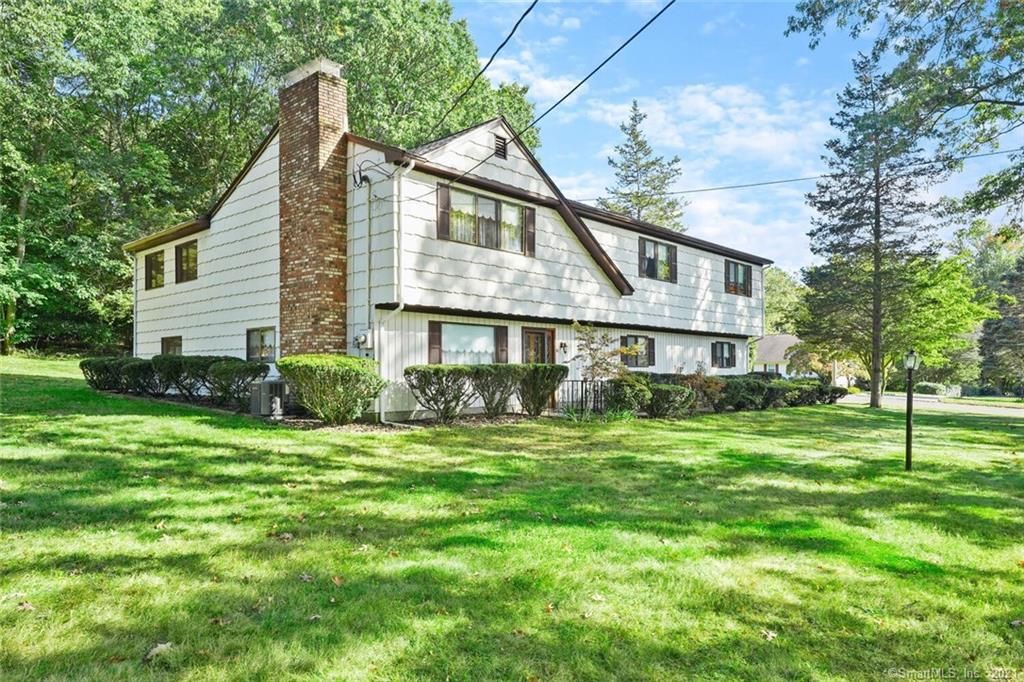6 Glenarden Rd, Trumbull, CT 06611
