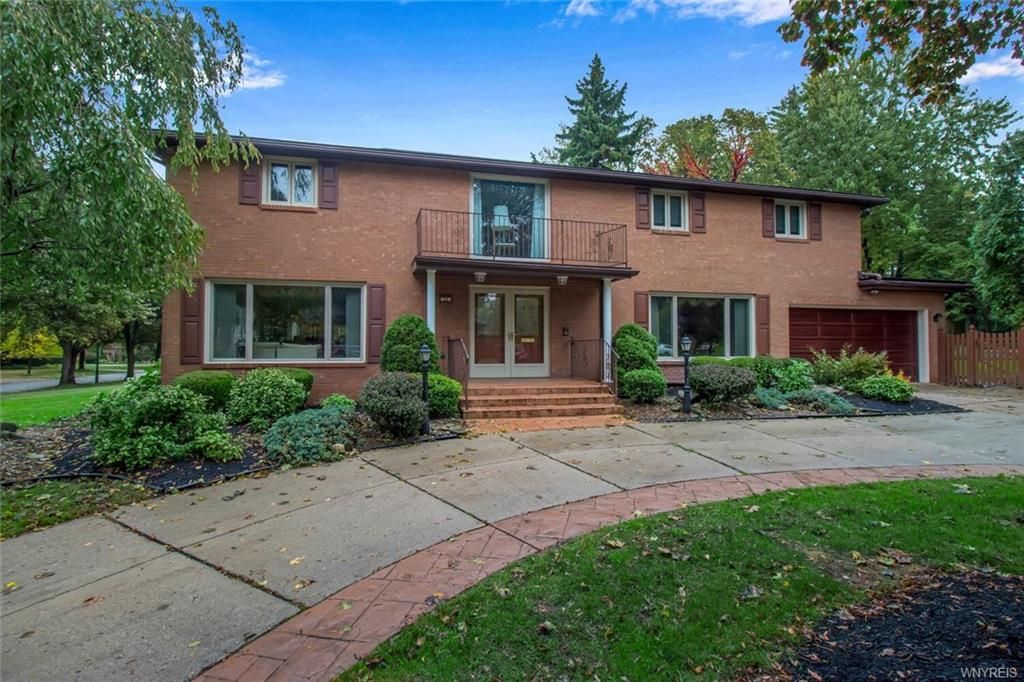 30 Longleat Dr, Amherst, NY 14226