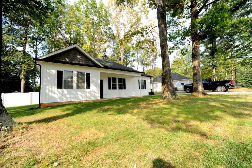 216 Laurel Dr, Madison Heights, VA 24572