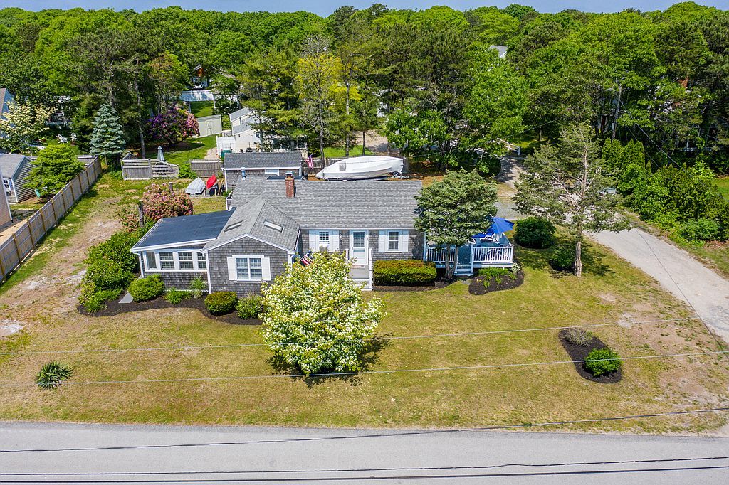 353 Edgewater Dr E, East Falmouth, MA 02536