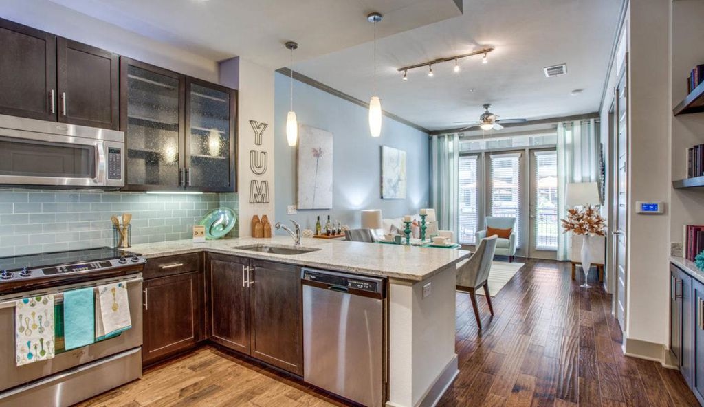 2828 Lemmon Ave E, Dallas, TX 75204