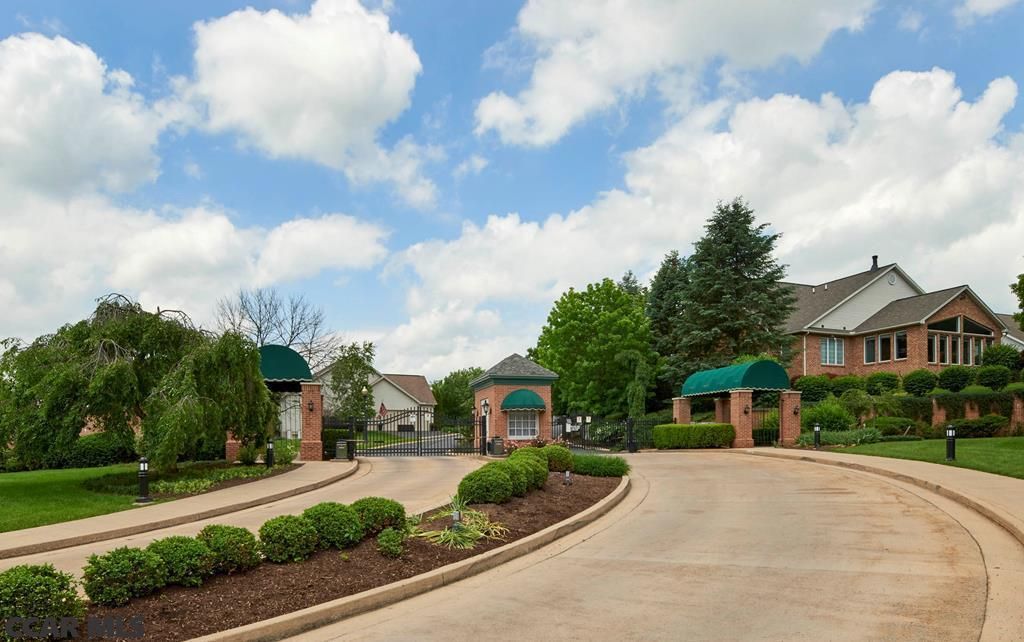 220 Village Heights Dr, State College, PA 16801