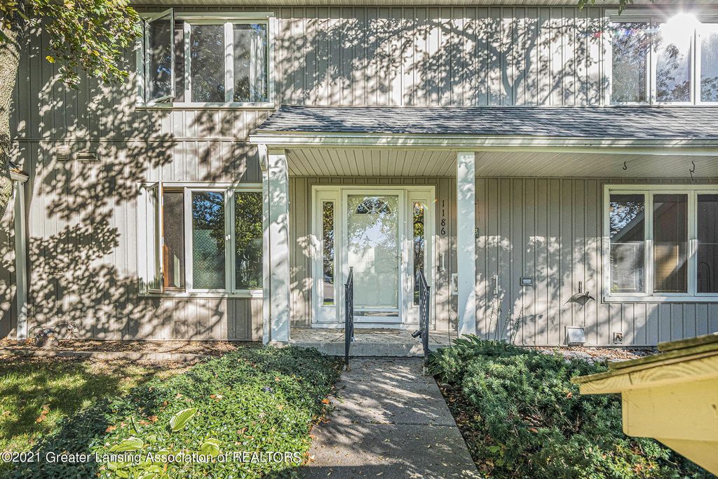 1186 Chartwell Carriage Way N, East Lansing, MI 48823
