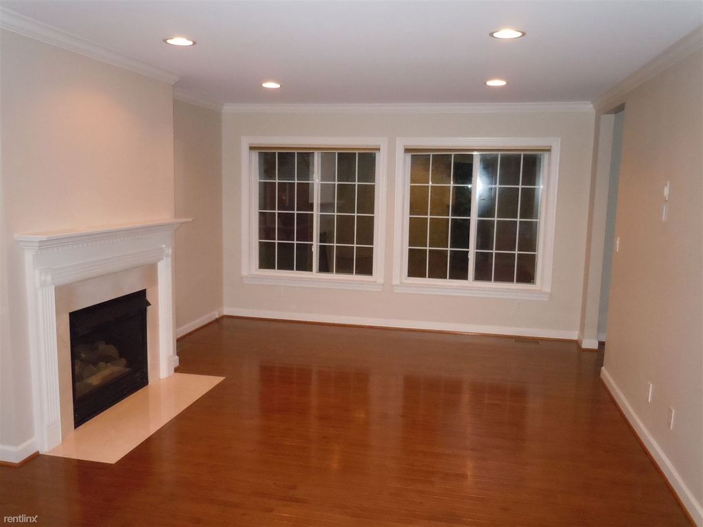 304 James Cir #1, Royal Oak, MI 48067