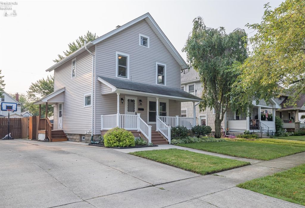 249 Olive St, Elyria, OH 44035