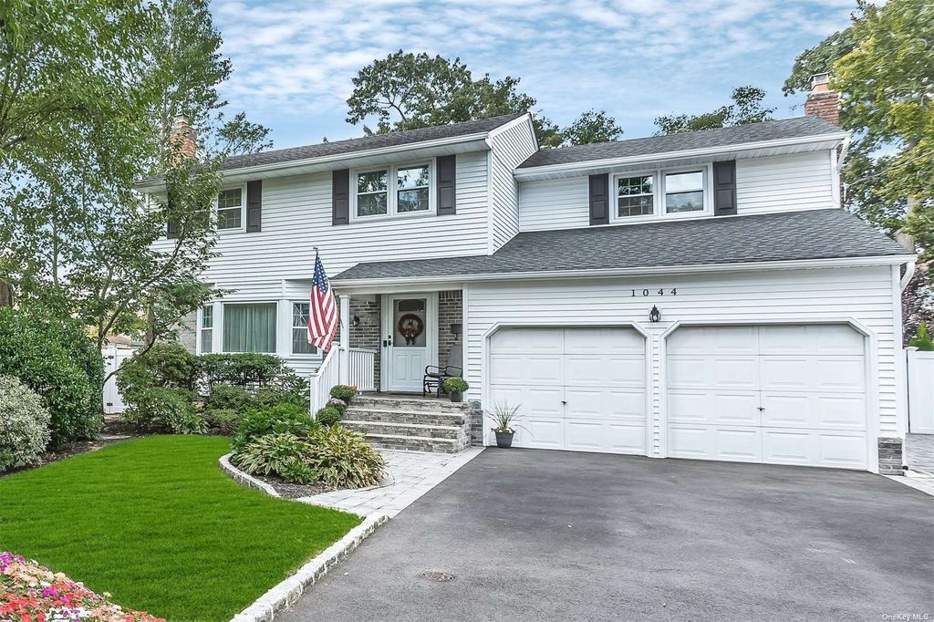 1044 Eglon Ct, Merrick, NY 11566