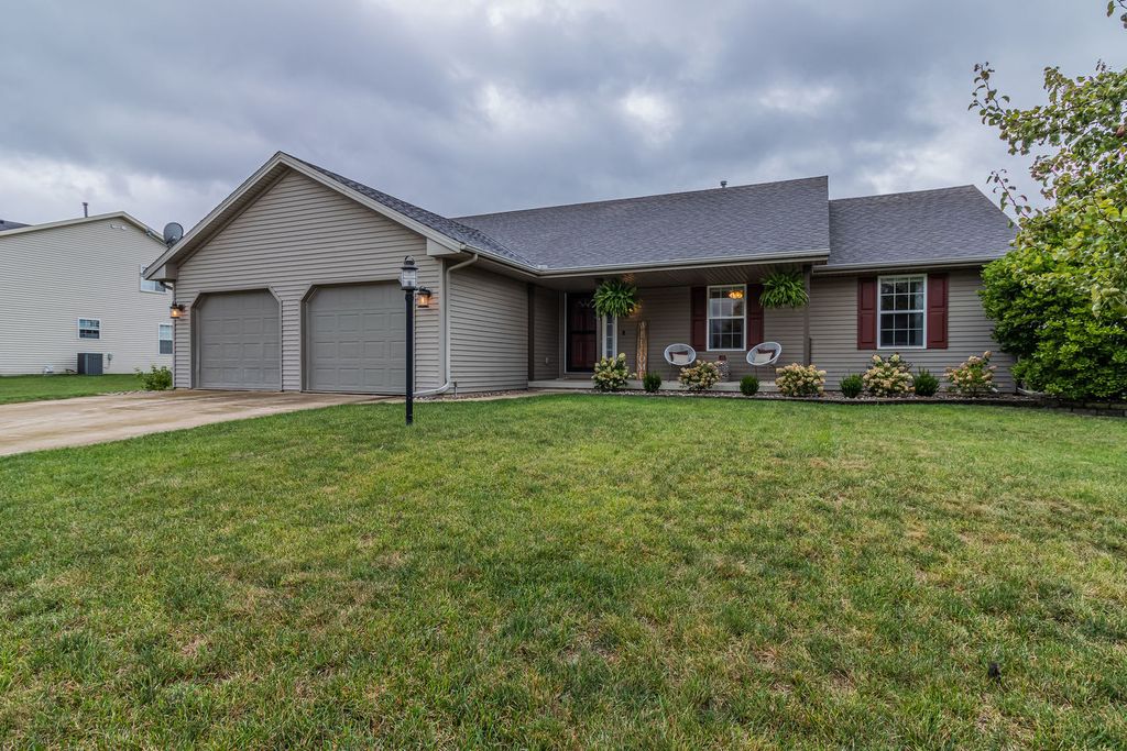 304 W Walnut St, Tolono, IL 61880