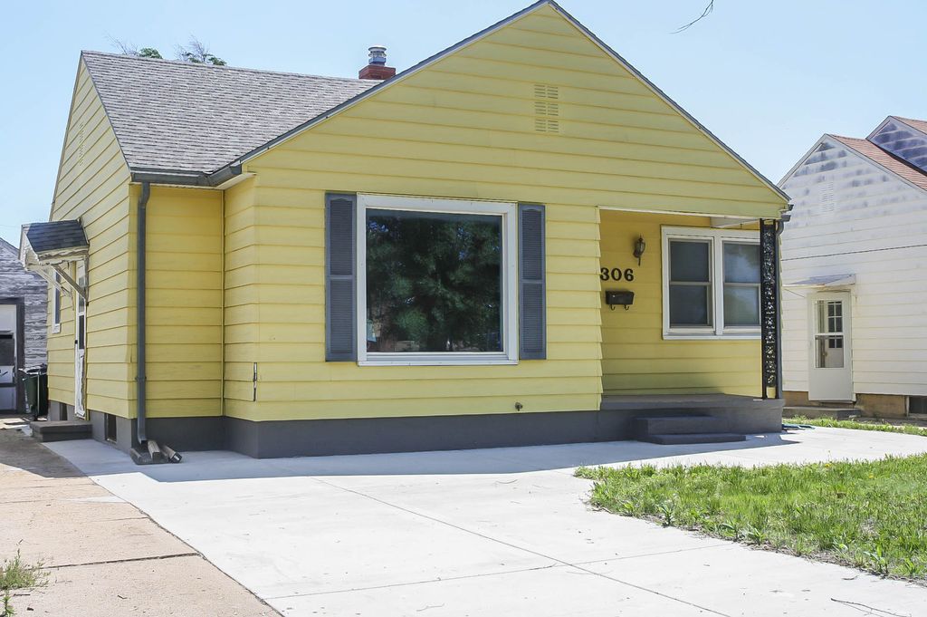 306 Iowa Ave, Pratt, KS 67124
