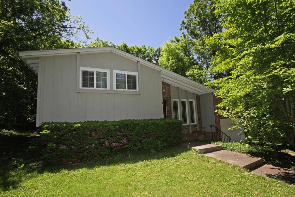 7702 W  Oakwood Cir, Columbia, MO 65202
