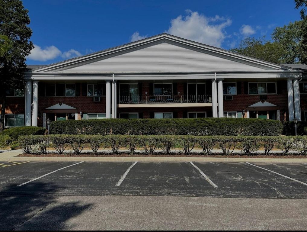 602 E Algonquin Rd #111, Arlington Heights, IL 60005