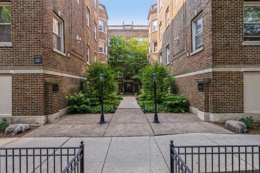 1051 W Glenlake Ave #2, Chicago, IL 60660