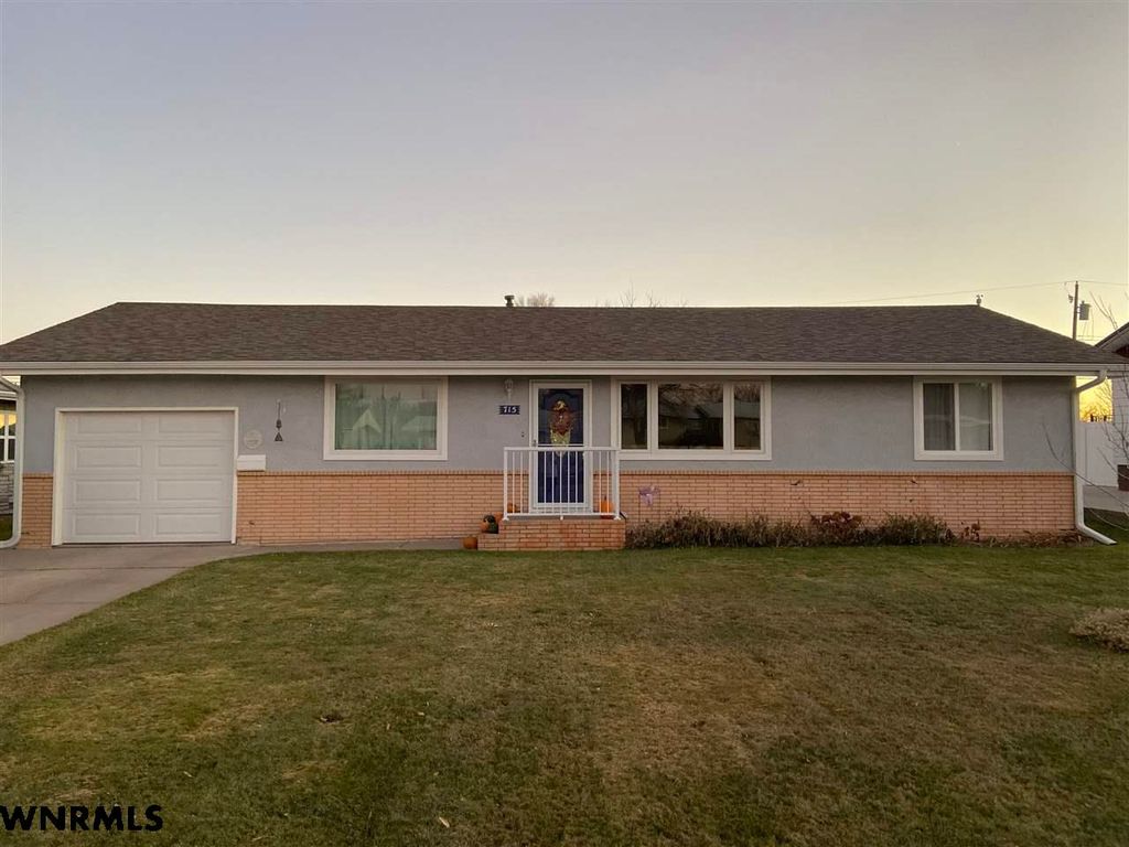715 J St, Gering, NE 69341