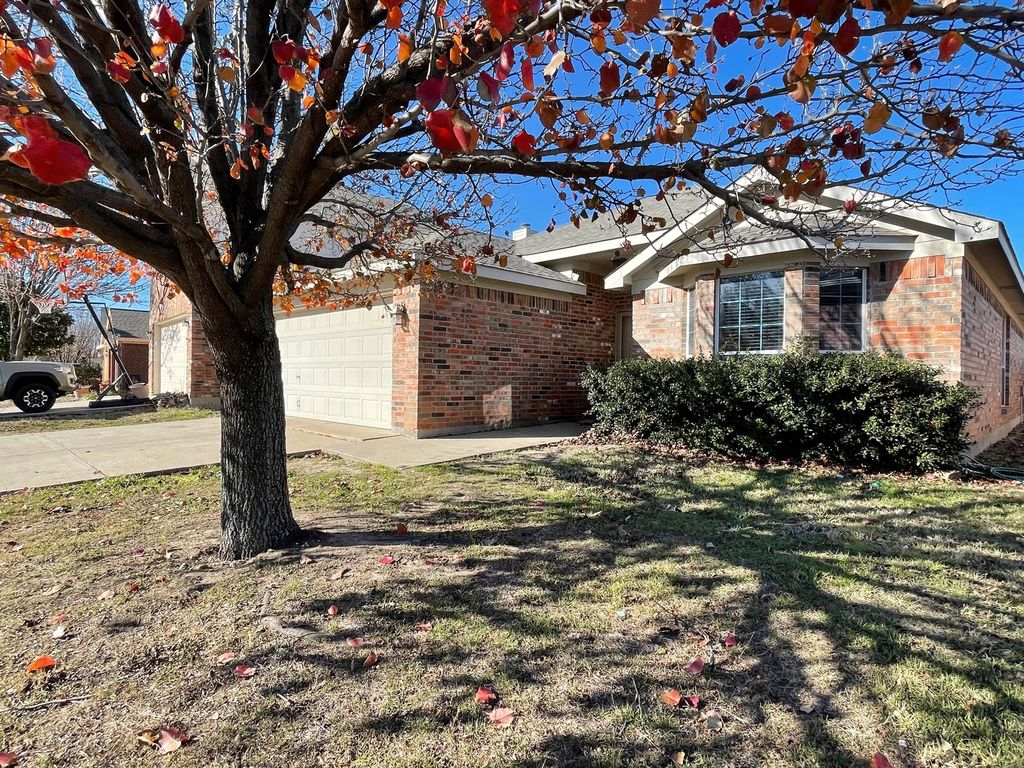 10012 Blue Bell Dr, Fort Worth, TX 76108
