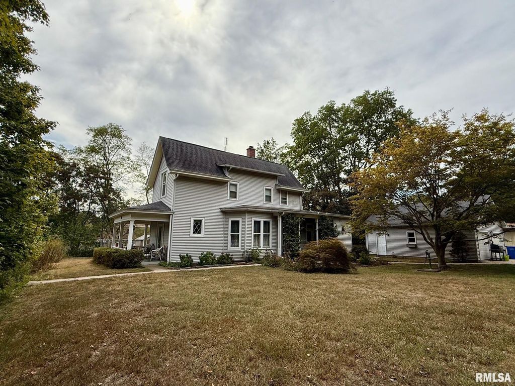 215 N  9th St, Petersburg, IL 62675