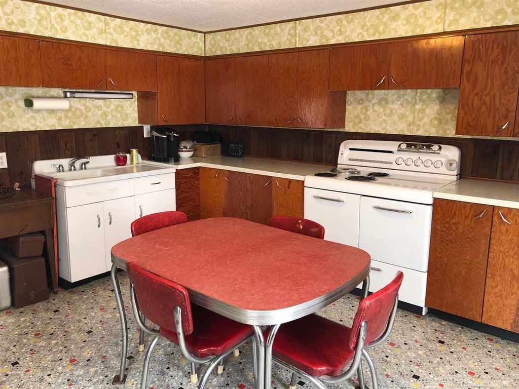 2223 Black River St, Deckerville, MI 48427 - 4 Bed, 2 Bath Single