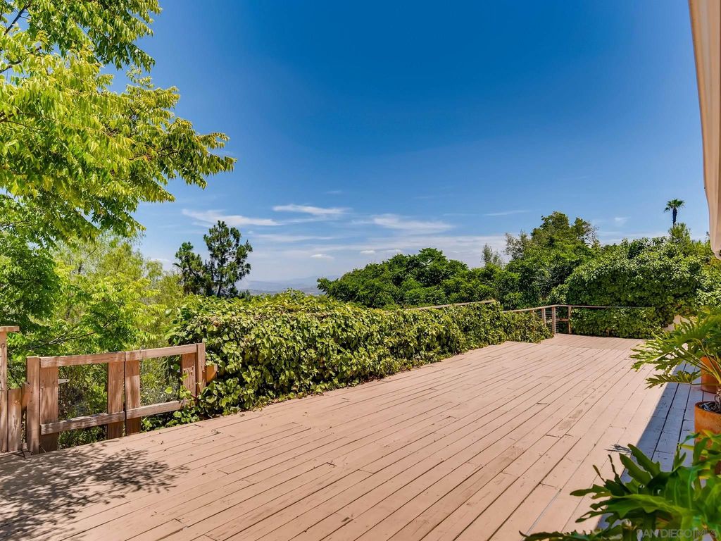 10050 Country View Rd, La Mesa, CA 91941