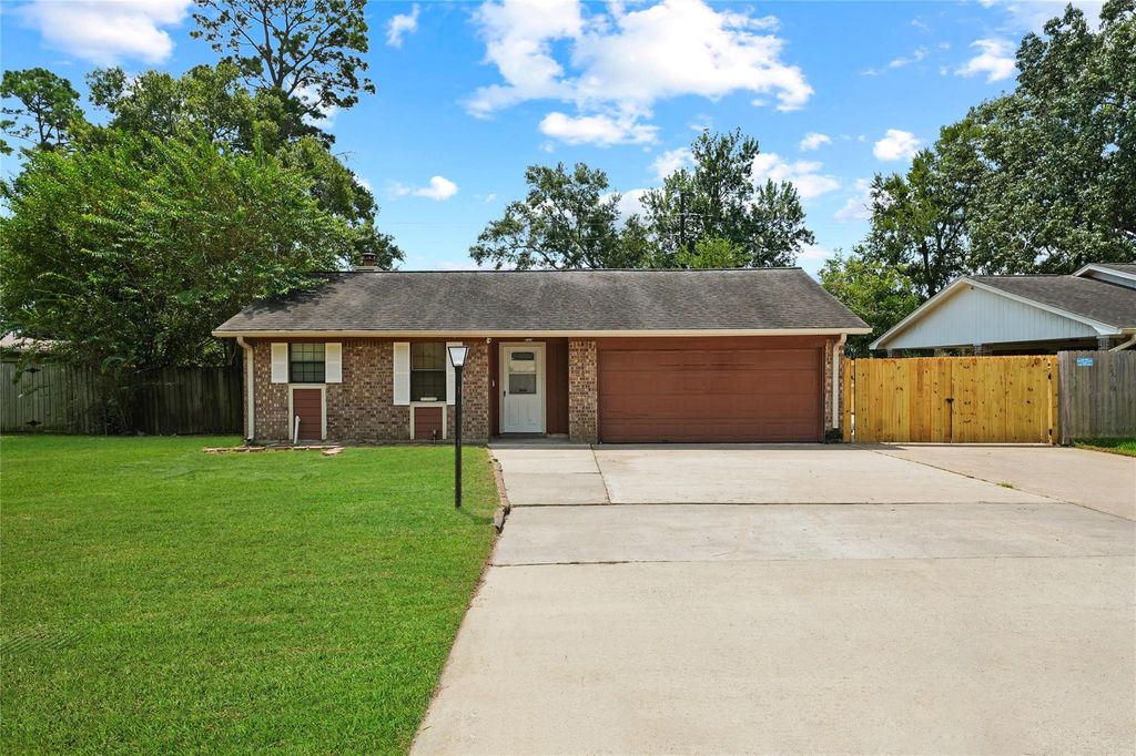 9738 Bayou Woods Dr, Baytown, TX 77521