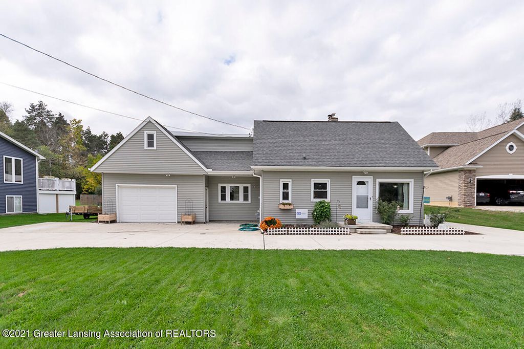 6123 Marsh Rd, Haslett, MI 48840