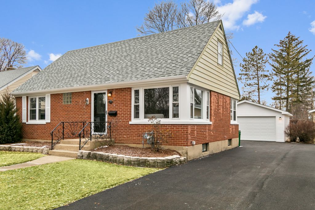 130 S Chase Ave, Lombard, IL 60148