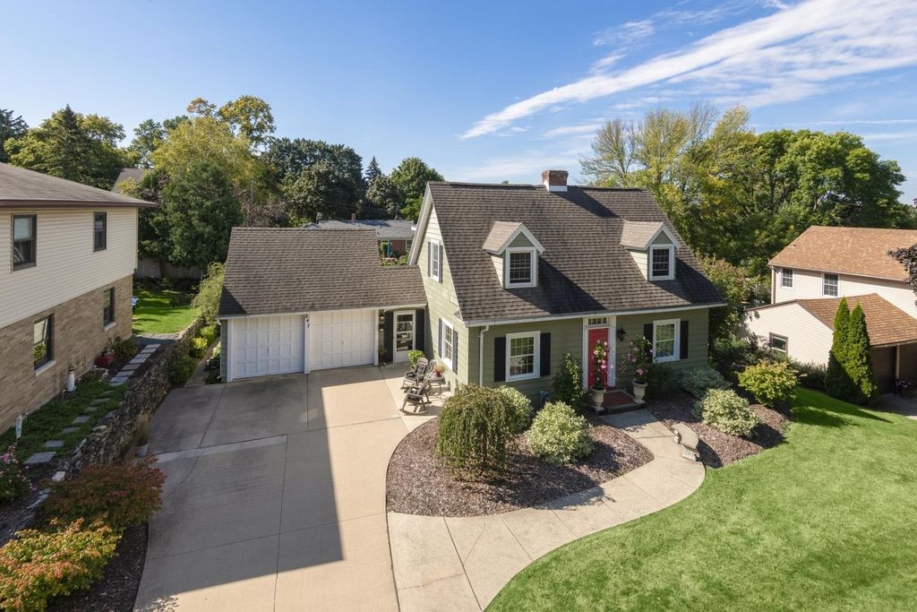 247 Iroquois Ave, Green Bay, WI 54301