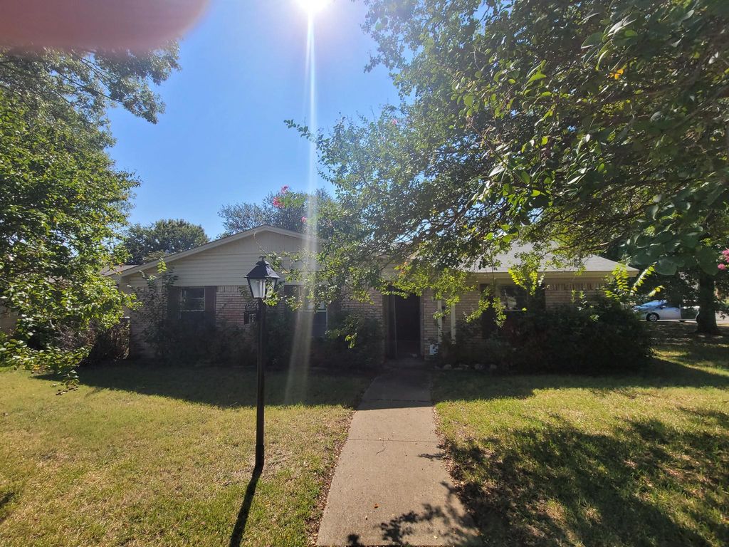 1916 W Rochelle Rd, Irving, TX 75062
