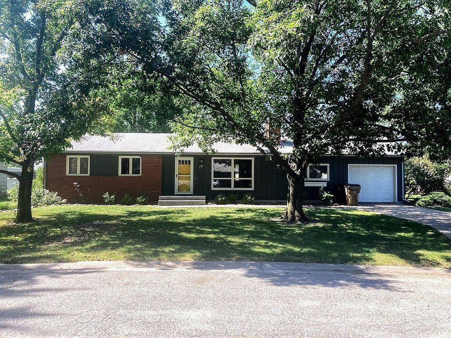 111 W Vesper St, Hesston, KS 67062