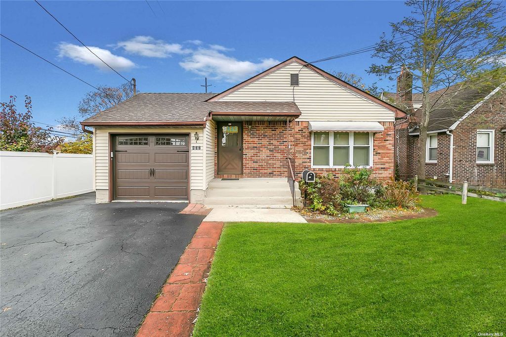 432 Staples St, Farmingdale, NY 11735
