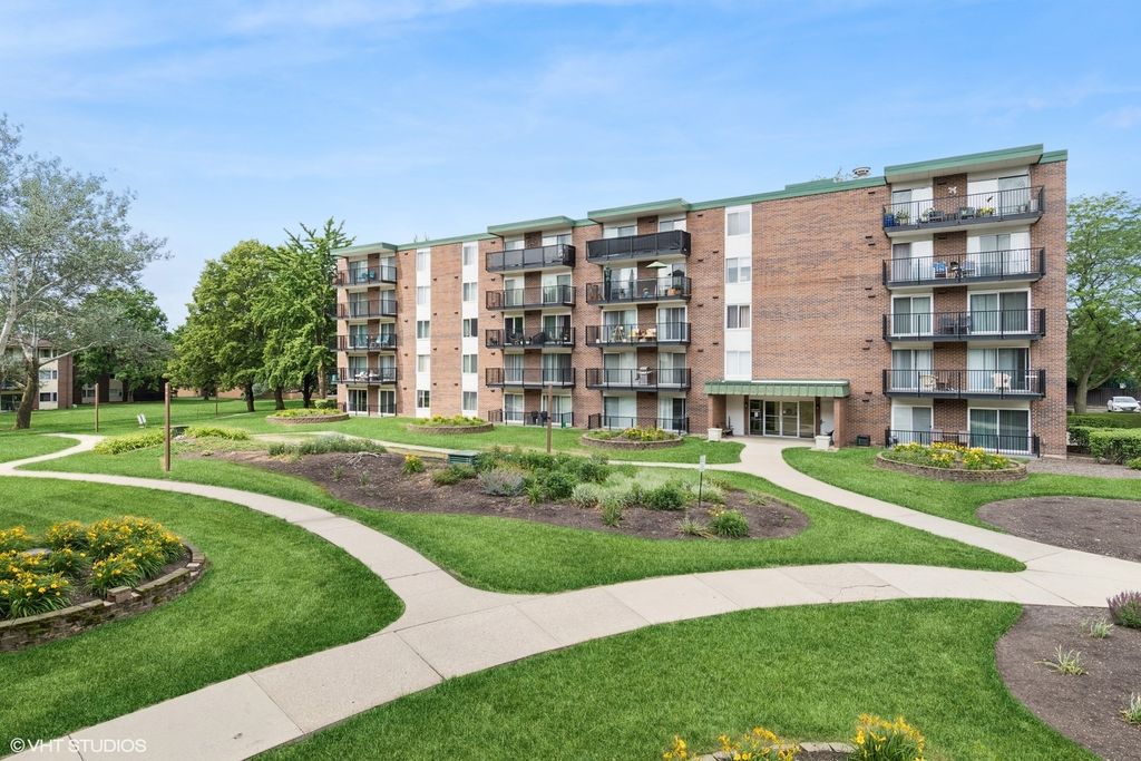 5S040 Pebblewood Ln #E201, Naperville, IL 60563