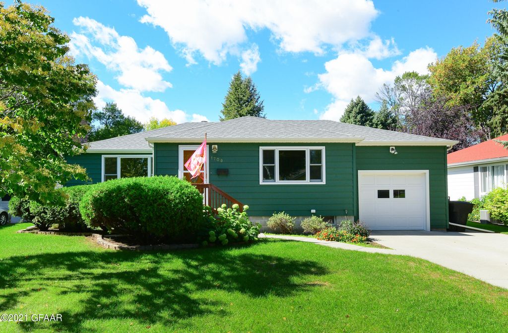 1708 Cottonwood St, Grand Forks, ND 58201