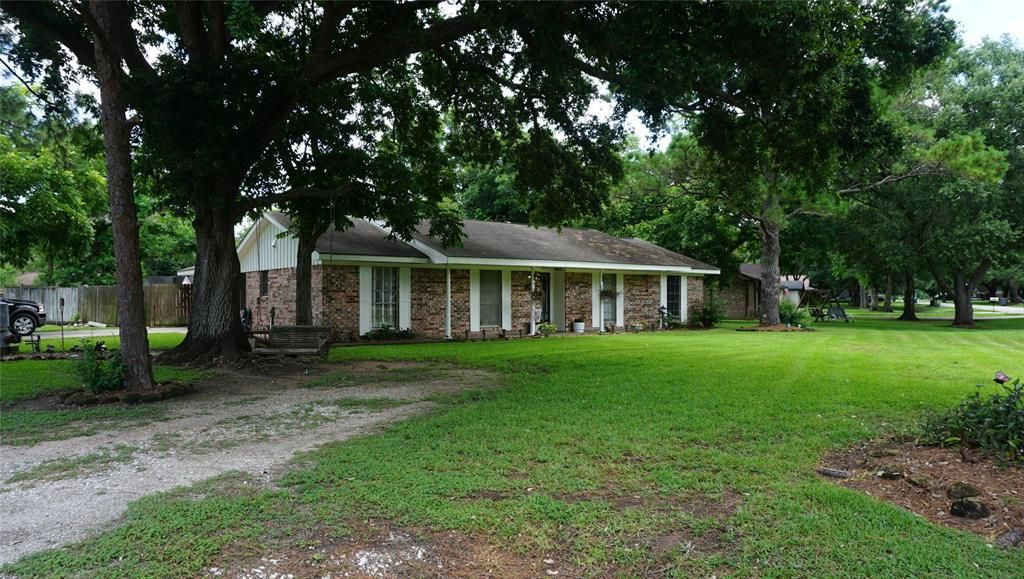 2001 Laurel St, Bay City, TX 77414