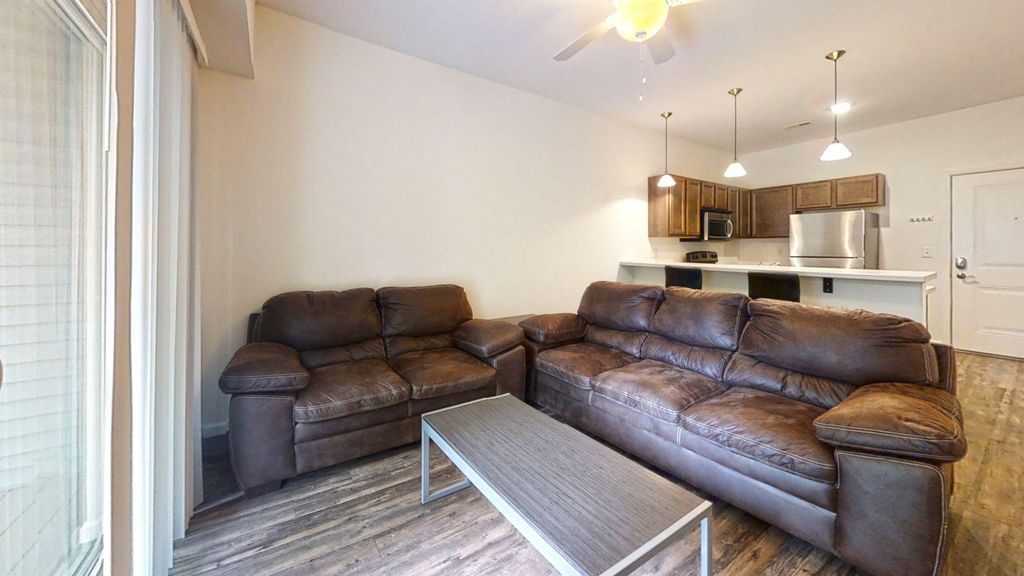 509 S Elm St #201, Champaign, IL 61820