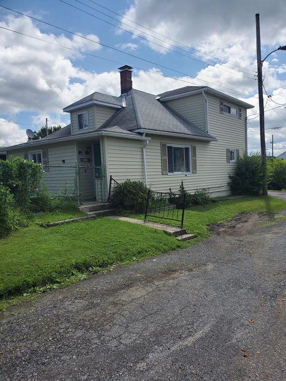 402R 10th St, Windber, PA 15963