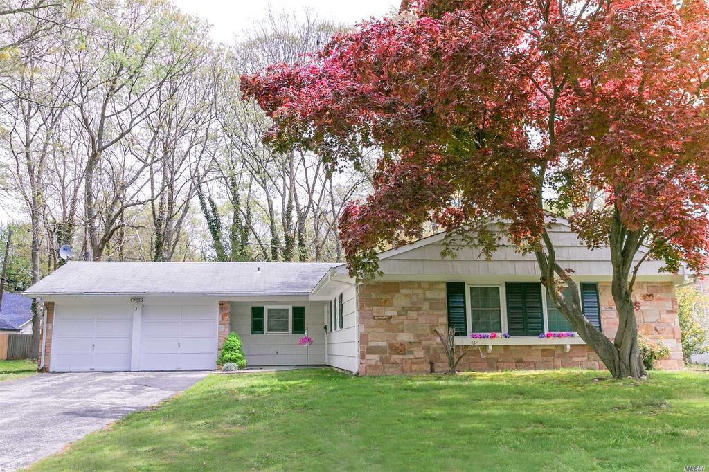 31 Sycamore Cir, Stony Brook, NY 11790