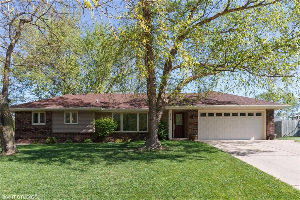 810 Park Ln, Pella, IA 50219