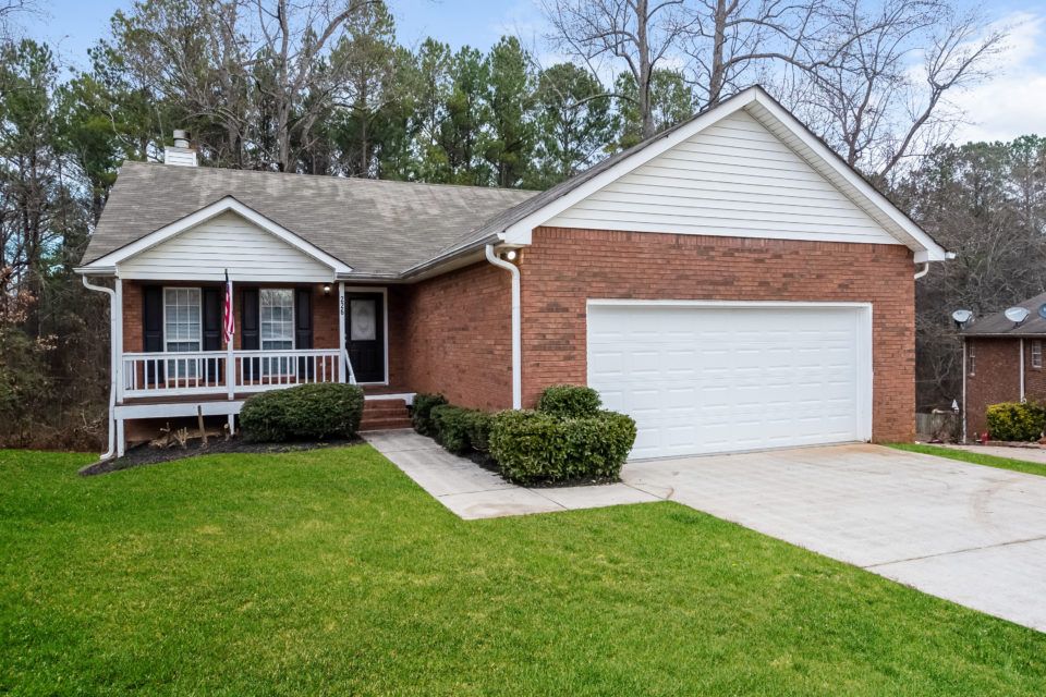 226 Oakwood Cir, Stockbridge, GA 3 Bed, 2 Bath SingleFamily Home
