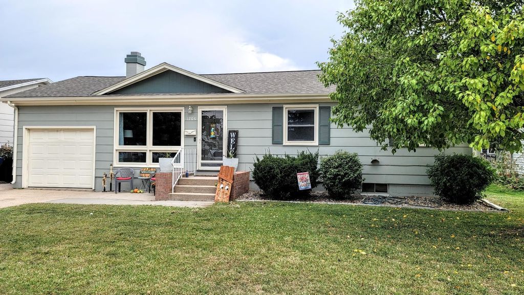 1206 E 32nd St, Kearney, NE 68847