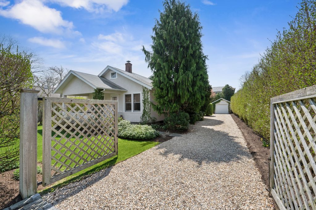 15 The Cir, East Hampton, NY 11937