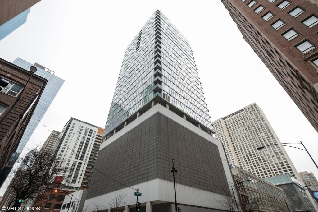 550 N Saint Clair St #2104, Chicago, IL 60611