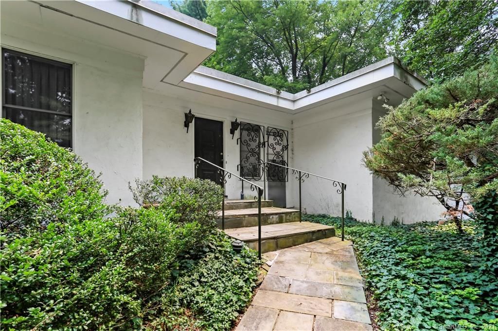 20 Briarwood Ln, Stamford, CT 06903
