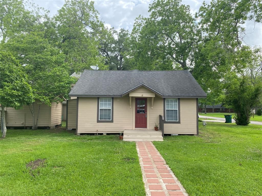 102 N Elm St, Sweeny, TX 77480