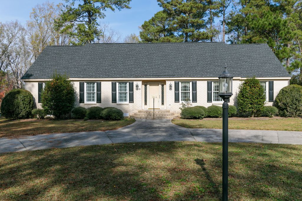 1304 Dunbar Dr, Laurinburg, NC 5 Bed, 4 Bath SingleFamily Home 28