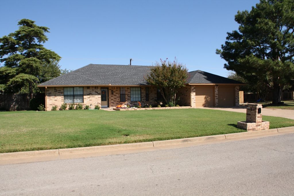 1609 Oxford Dr, Altus, OK 73521