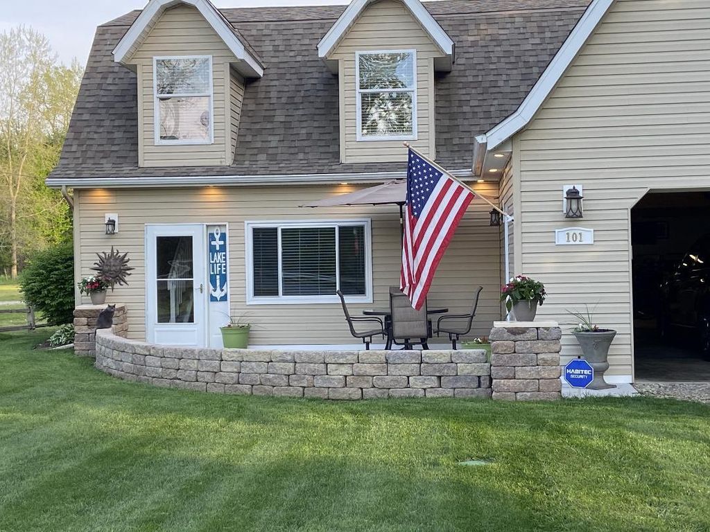101 Crockett Dr, Quincy, MI 49082