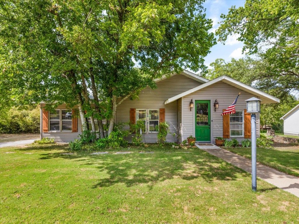 608 W  Columbia St, Weatherford, TX 76086