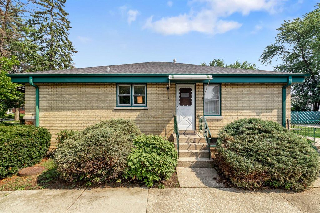 967 S Stratford Ave, Elmhurst, IL 60126