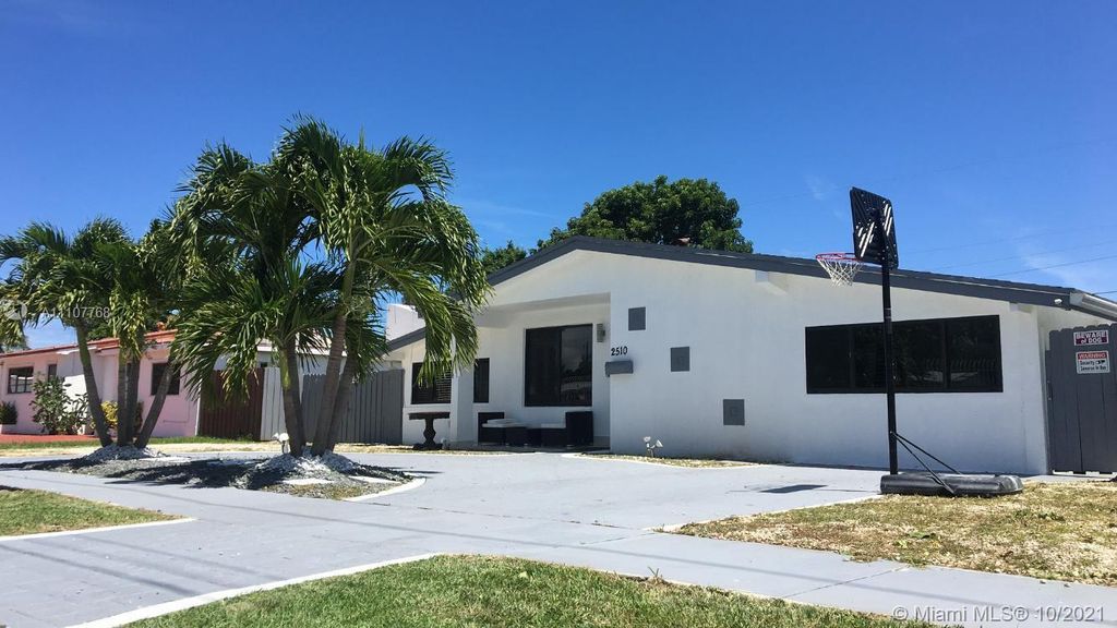 2510 NE 215th St, Miami, FL 33180