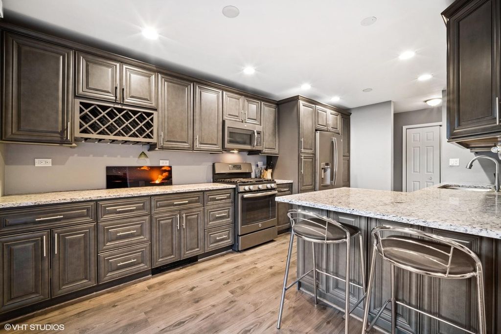 922 E Old Willow Rd, Prospect Heights, IL 60070