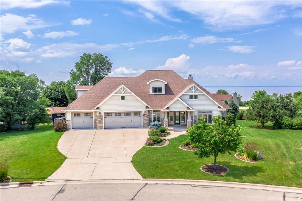 3313 Cottage Hill Dr, Green Bay, WI 54311